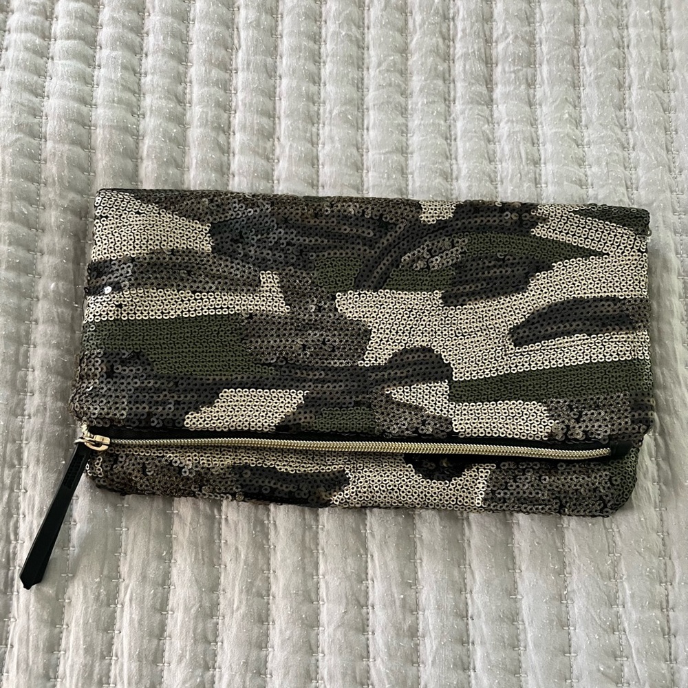 Stella and dot like new clutch